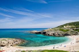 Una piccola caletta al mare con bagnanti