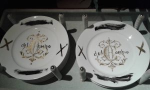 I piatti con il logo del ristorante.