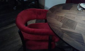 In Sala pistoletto sono presenti anche poltroncine e divanetti rivestiti in velluto, opera anch'essi di Martino Gamper.