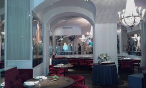 Sala Pistoletto: si possono notare delle persone raffigurate sugli specchi che guardano in un punto al di fuori della sala, cioè Piazza Carignano.