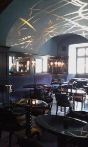 Sala dell'american bar, si può notare il soffitto con i disegni in oro.