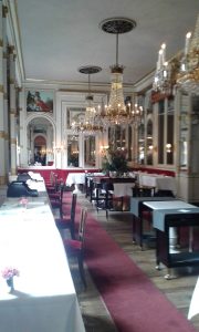 Sala Risorgimento: Detta anche sala degli specchi, è ricca di dettagli dorati, anch'essa molto curata nei dettagli.