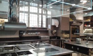 Cucina principale del ristorante, la cappa è trasparente e illuminata con led.