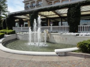 Fontana davanti all'hotel.