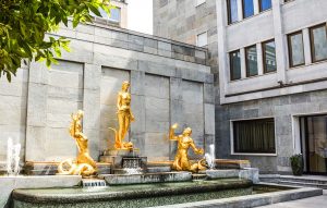 Fontana all'esterno del Golden Palace.