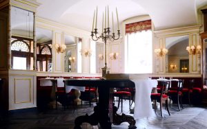 Sala d'ingresso: è la sala in cui si entra subito dopo l'accesso al ristorante, viene utilizzata per i light lunch proposti da Matteo Baronetto.