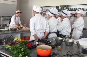 Cuoca lezione di cucina