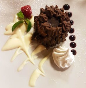 un piatto con la torata foresta nera