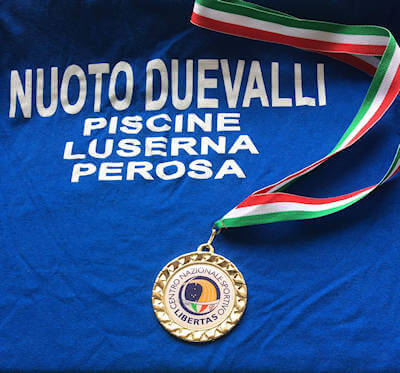 medaglia d'oro campionati di nuoto