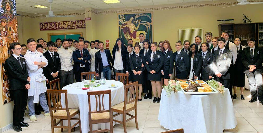 Studenti dell'alberghiero Prever con i sindaci di torino e pinerolo al momento del pranzo
