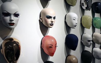 maschere appesa ad un muro