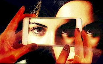 fotografo fotografa con lo smartphone gli occhi di una donna