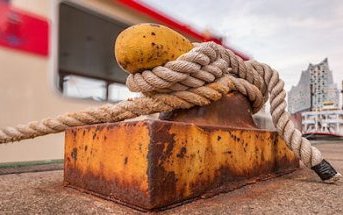 una corda legata all'ormeggio di un molo