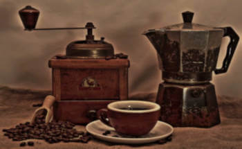 moka, caffè, macinino e tazza di caffè