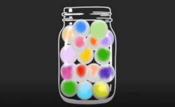 un vaso con palline colorate all'interno