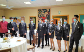 classe di sala bar in divisa nel ristorante