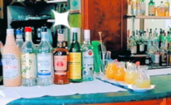 bottiglie di liquori sul anco bar