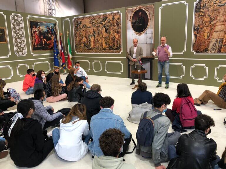 studenti al salone del libro 2021