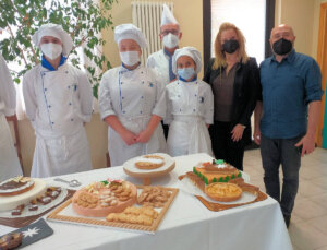 Buffet pasticceria e studenti