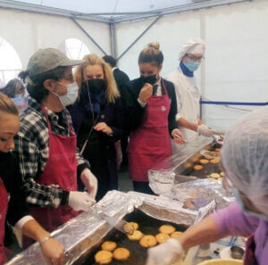 Studenti cuociono frittelle di mele