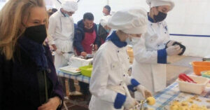 studenti preparano le mele per cucinarle